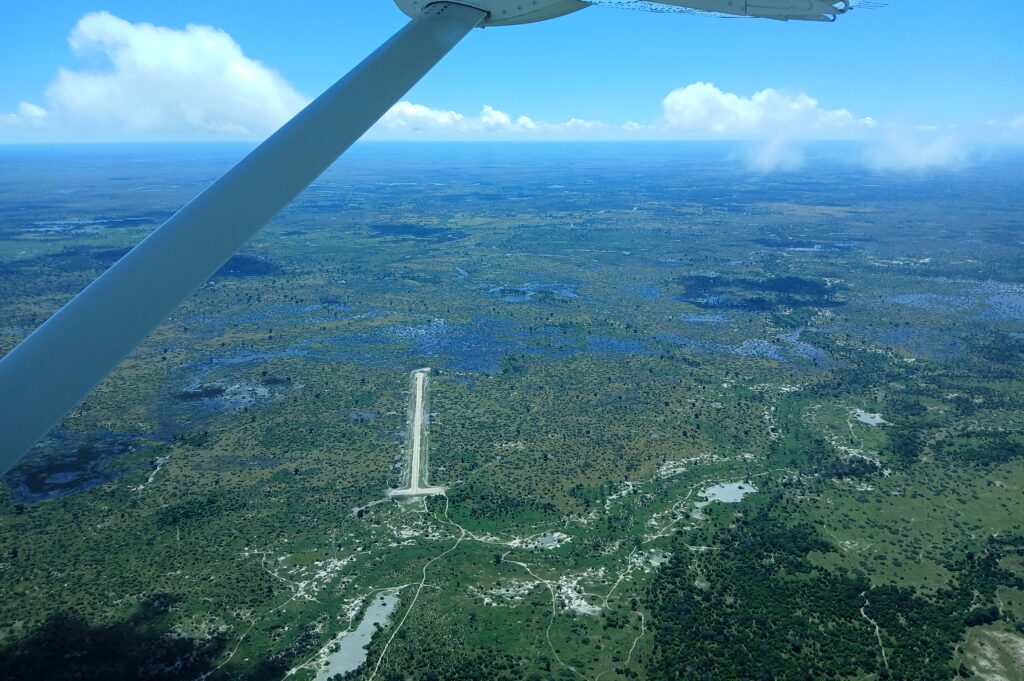 De Okavango delta met airstrip van Mbaba camp