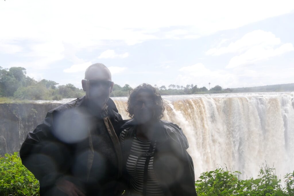 'In de regen' bij de Victoria Falls in Zimbabwe