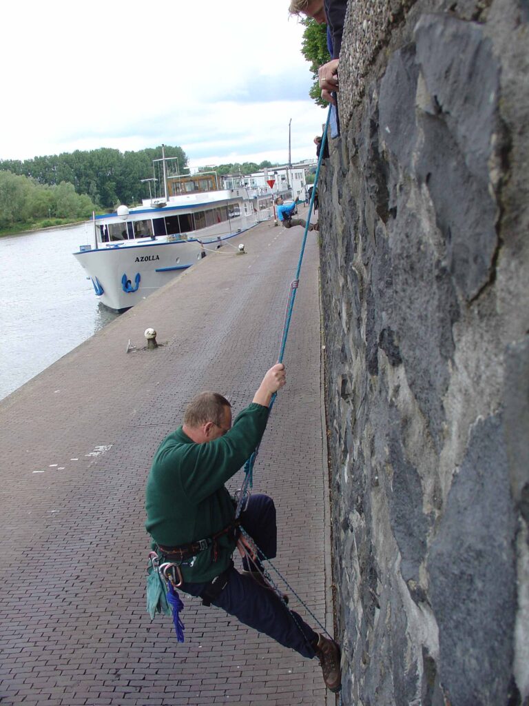 Prusikken bij oefening bergreddingstechnieken aan de Rijnkade voorjaar 2005